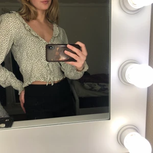 Prickig topp - Supergullig prickig topp i fint skick 💜