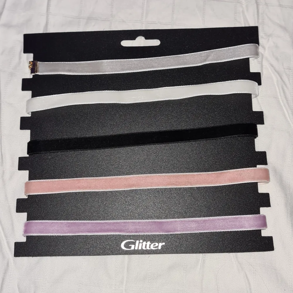 5 tajta halsband som är i färgerna vit, svart, rosa, lila och grå/grön. De kmr från glitter. 💥 Priset kan diskuteras.. Muu.