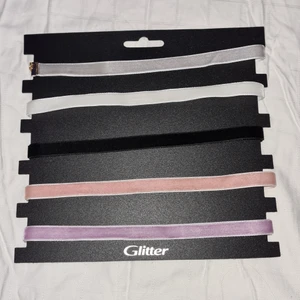 Halsband  - 5 tajta halsband som är i färgerna vit, svart, rosa, lila och grå/grön. De kmr från glitter. 💥 Priset kan diskuteras.