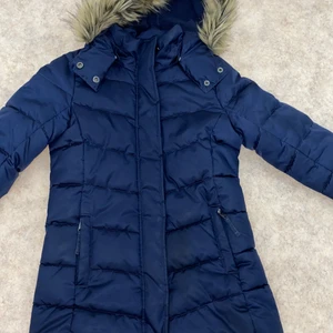 H&M vinterjacka - Vinterjacka till vintern, varm och använd ungefär i bara 3 veckor strl 146