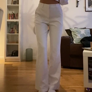 Vita kostymbyxor - Jättesnygga vita kostymbyxor i storlek 36! Endast använda en gång, köpta för 400kr
