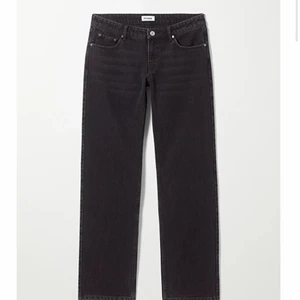 Arrow Low Straight Jeans - Populära byxor från Weekday säljer pga för små!