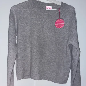 From future tröja  - Cashmere tröja från from future. Aldrig använd men så fin och väldigt skönt material. Säljer på grund av att jag har en snarlik men verkligen så fin! Storlek M men passar xs och s då det är franska storlekar. Säljs för 950 kr plus frakt. Pris kan alltid diskuteras 💖