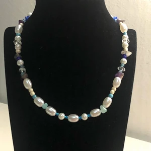 Trendigt pärlhalsband❤️✨ - Superfint halsband med massa fina pärlor✨❤️. Halsbandet är gjort av elastisk tråd. Du kan bestämma längden själv☺️🙌❤️⚡️ Förlängningskedja ingår.Frakt ingår i priset!