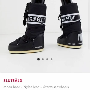 Moon Boots Svarta - Säljer även dessa svarta moon boots om någon är intresserad, helt oanvända men satt ej bra på mig! Köpta på asos för ca 1300kr men slutsålda nu. Strl 35-38 !
