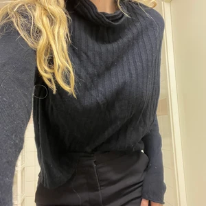 Resteröds stickad tröja - Den här är bra hörni! Riktigt bra! Stickad tröja, BRA passform, löst åtsittande på kroppen men tight på ärmarna och lite längre ärmar😍 varm och go, svart och enkel, bara inte använd hos mig. Ge den kärlek!! 