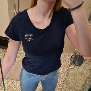 Tommy Jeans T-shirt - En marinblå t-shirt från Tommy Jeans i storleken S. Är använd ett fåtal gånger men är i bra skick! 