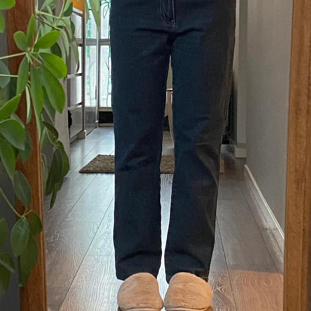Jättesnygga lågmidjade jeans köpta på secondhand. De passar mig bra å jag är 164 cm lång! Köparen står för frakten eller så kan jag mötas upp i Stockholm💞😁. Jeans & Byxor.