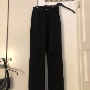 Mom jeans  - Köpte detta från SHINE storleken är XS och den sitter bra i midjan om man har XS. För mig som är 154 cm är den för lång!!