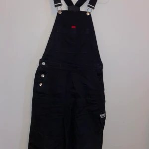 Adidas hängselbyxor s 34 - Riktigt coola hängselbyxor i jeans från adidas. Har som en ser adderat en extra knapp då byxorna är aningen stora för mig. 