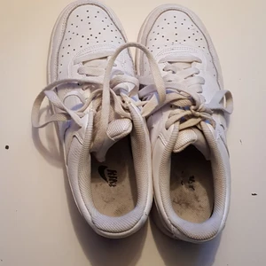 Nike court vision OBS! Skolåda ingår ej! - Jag säljer mina Nike court vision i storlek 39 då jag har växt ut de. De är i ganska bra skick, lite smutsiga och lite använda men funkar bra. Skicket är cirka 7-8/10 men om man tvättar de blir det en stark 8/10! Skokartong ingår ej! Hör av dig om du vill se ytterligare några bilder på skorna eller om du vill köpa de. Priset går att diskuteras. Mvh/ Valdemar