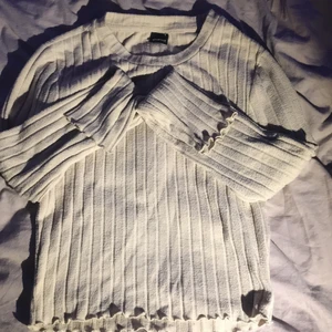 Beige ribbad tröja  - Denna beiga tröja är ribbad och från ginatricot. Köte för 299kr och säljer för 130kr. Varför jag säljer är pågrund av att den kommer aldrig till användning längre! Jättefin och skön. Storlek S men passar för de som har xs också. Den har också volanger längst ner och vid ärmen! 🤍🤩 köparen står för frakt