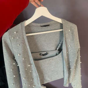 Set från Zara - Två delar set från zara, kort linne med pärlor vid banden och kofta med pärlor. Säljer för att det inte är min stil längre. Säljer tillsammans, linnet är S sitter bra i passform och koftan är S men den är mer tight. Säljer för 70kr exkl frakt 