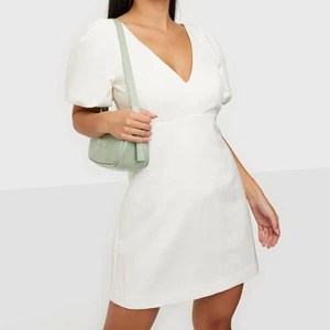 Studentklänning - Säljer denna superfina studentklänning då jag valde en annan till slut, därför helt oanvänd förutom vid en fotografering. Storlek 36. Köpt på nelly för 1299kr. Skickar fler bilder om så önskas💜 Priset kan diskuteras vid smidig affär!