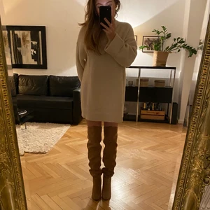 Höga stövlar  - Höga stövlar i mocka som kan bäras på olika sätt!! Helt oanvända skor som jag köpte för 700kr. Perfekta att ha till tights!<3 pris inkl frakt