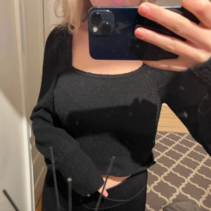 Stickad tröja - Säljer denna gulliga stickade tröja, jätte fin men kommer inte till användning längre. Sälj i fint skick utan några problem. Köparen står för frakten❤️