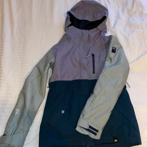 Skidjacka - Hel och fin skidjacka som aldrig använts av mig då den är för liten. Jackan är i storlek Small. 300kr och då är frakten inräknad.