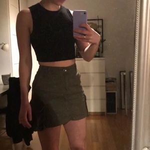 Kort grön militär kjol - 🖤Militär kjol från Bershka🖤 Pris kan diskuteras. Köparen står för frakt🖤