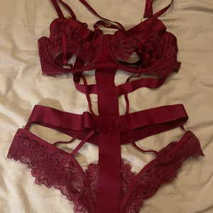Hunkemöller body - Superfin oanvänd (endast testad) body från hunkemöller. Fin mörkare röd färg strl M. 150 Kr + frakt (spårbart) säljes billigt pga rensning. ❤️‍🔥