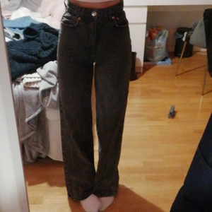 Gina Tricot strl 32 - Jag säljer dessa gråa byxor från gina i strl 32. Jag säljer för 150kr då dem är lite för små för mig. Skriv för frågor eller flera bilder. 