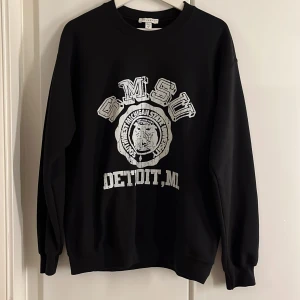 College tröja  - Säljer denna tröja då den inte kommer till användning, använd 1 gång. Storlek M🖤