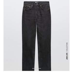 Svarta Zara jeans som är oanvända. Tvättade en gång men aldrig använda, superbra skick. Byxorna har knappar som ”gylf”. ❗️köpare står för frakt❗️