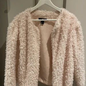 teddyjacka/cardigan i ljusrosa  - Jättefin cardigan i teddymaterial, endast använd några gånger. Storlek: 44 Material: Polyester 100%  Skick: Utan anmärkning. Färg: Ljusrosa