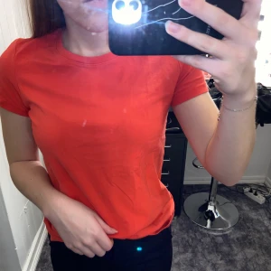 Korall röd t-shirt - Korall röd t-shirt (men ser lite rödare ut på bilden). Passar perfekt och i bra kvalité. Kontakta mig vid intresse/frågor. Köparen står för frakten (66kr) & tar endast swish✨