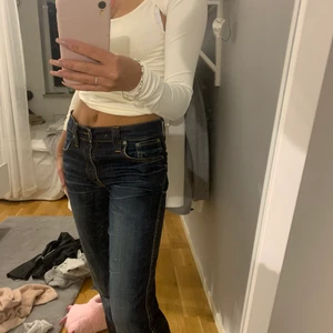 Jeans - Raka skulle säga lågmidjade jeans som är skit snygga men sitter tyvär lite stort på mig💖