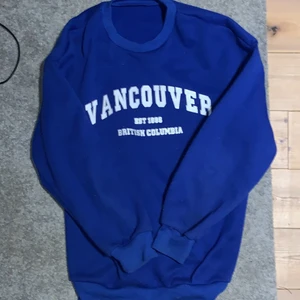 Blå oversized hoodie S - Säljer den här jättefina blå hoodien då den inte kommer till användning⭐️ Kommer inte ihåg vart jag köpt den men skulle gissa på att den kostar mellan 300-350kr💗 Använt max tre gånger. Man får lägga bud den som läger Högst får den., köpt är köpt. Du betalar frakten💗⭐️ Betalningen sker genom Swish⭐️