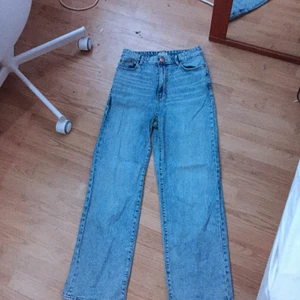 Lindex vida jeans blå strl 40 - Använde flitigt förr men har nu slutat använda de för de ör för korta och för stora för mig men de har bra kvalle och de va mina favorit byxor förut innan jag bytte stil❤️