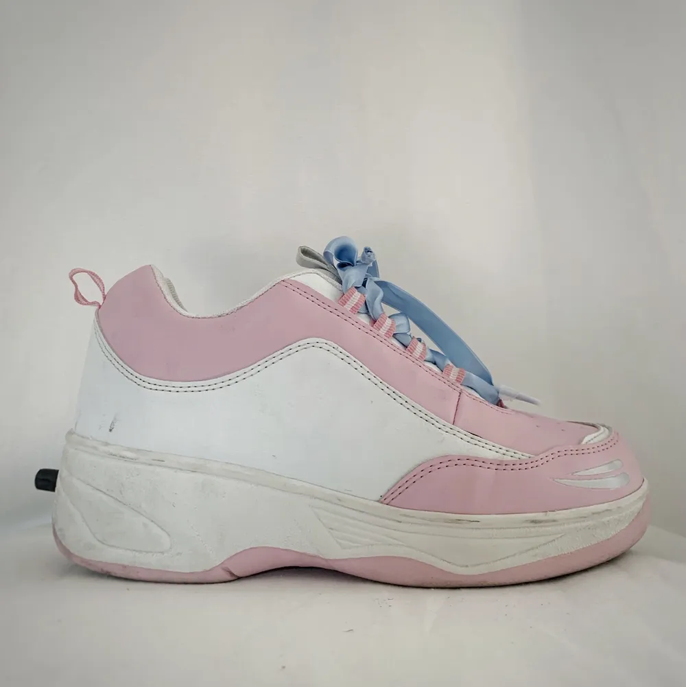 Size 38, vegan leather sneakers with wheels in heels. White and pink with baby blue silky shoe laces. Comes with white shoe laces as well.. Skor.
