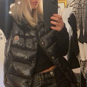 Moncler  - Intressekoll på min fina Moncler väst🖤 Skriv för mer bilder och frågor!!