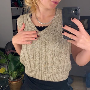 Stickad väst  - Supersöt beige stickad väst. Lite croppad i modellen och i jättefint skick.❤️så fin nu till vintern❤️skriv vid frågor