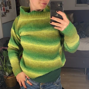 Stickad grön tröja  - Jättemysig stor grön stickad tröja köpt secondhand. Klippt i kragen så lite ojämn.💖💖skriv vid frågor 