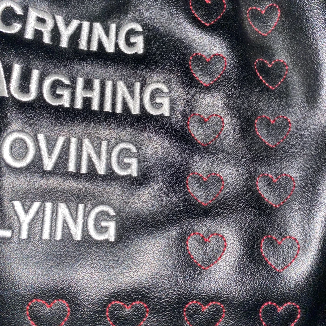 Gullig axelväska med brodering  - 90