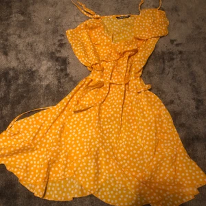 Gul sommarklänning - Gul klänning som passar till både strand och fest😍 ej använd pga fick hem fel storlek