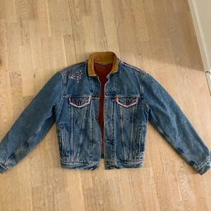 Levis jeans jacka  - En så snygg levis jeans jacka som har ett extra foder innuti så man kan ha den på de kalla årstiderna dessutom är det en boxigare modell med pärlor och paljett detaljer💗💗💓