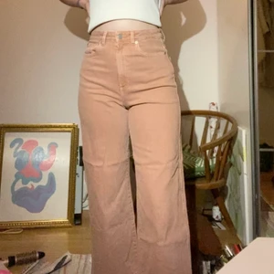 Jeans - Rosa jeans från weekday! Mkt mer rosa i verkligheten, någorlunda stretchigt material. Knappt använda:(