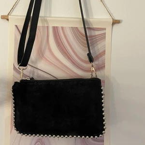 Söt väska - Söt väska ifrån Zara som är köpt för några år sedan, den kommer med en silverkedja men jag har bytt ut den mot ett svart band som man kan ändra i längd. Båda ingår, finns egna bilder