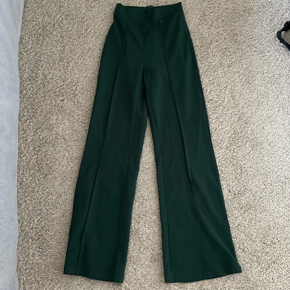 Raka gröna ”kostymbyxor” som är höga & tighta i midjan, & går ned till hälarna🕺🏼🕺🏼 De har skönt matrial & är bekväma! 💜. Jeans & Byxor.