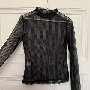 En snygg tröja i svart mesh från Shein. Storlek L, men passar en S/M. Randigt mönster. Snygg att ha för sig själv eller med en kortärmad tröja över. Helt oanvänd ✨ Priset inkluderar frakten. 