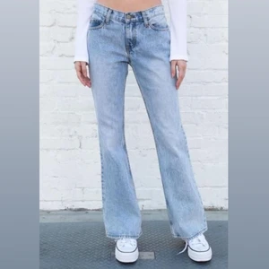 Quinn jeans - helt oanvända (endast provade), från brandy melville i modellen Quinn. de var lite för små på mig och krångligt att lämna tillbaka så säljer vidare här ist💒