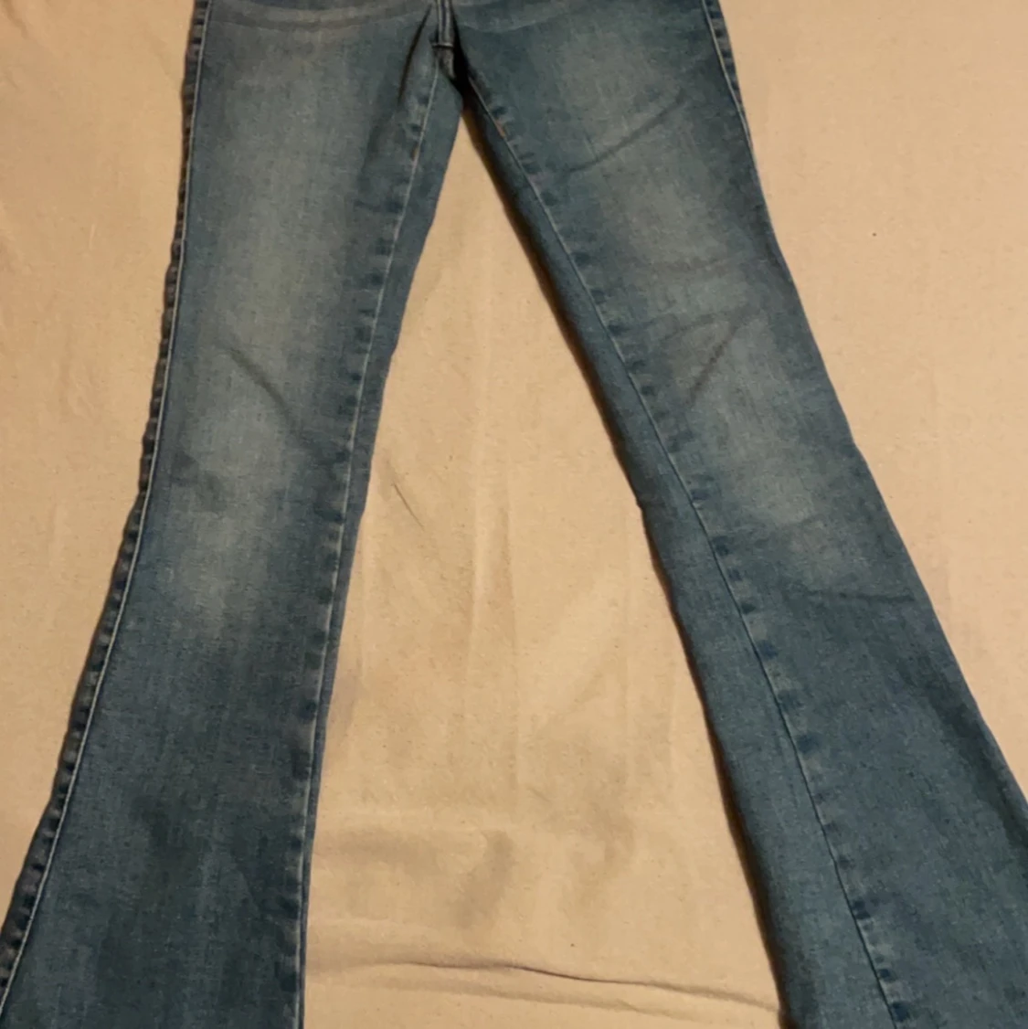 Utsvängda jeans strl XS
