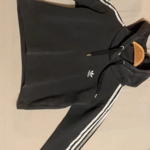 Adidas cropped hoodie strl S - Svart Adidas magtröja hoodie storlek S. Lite urtvättad