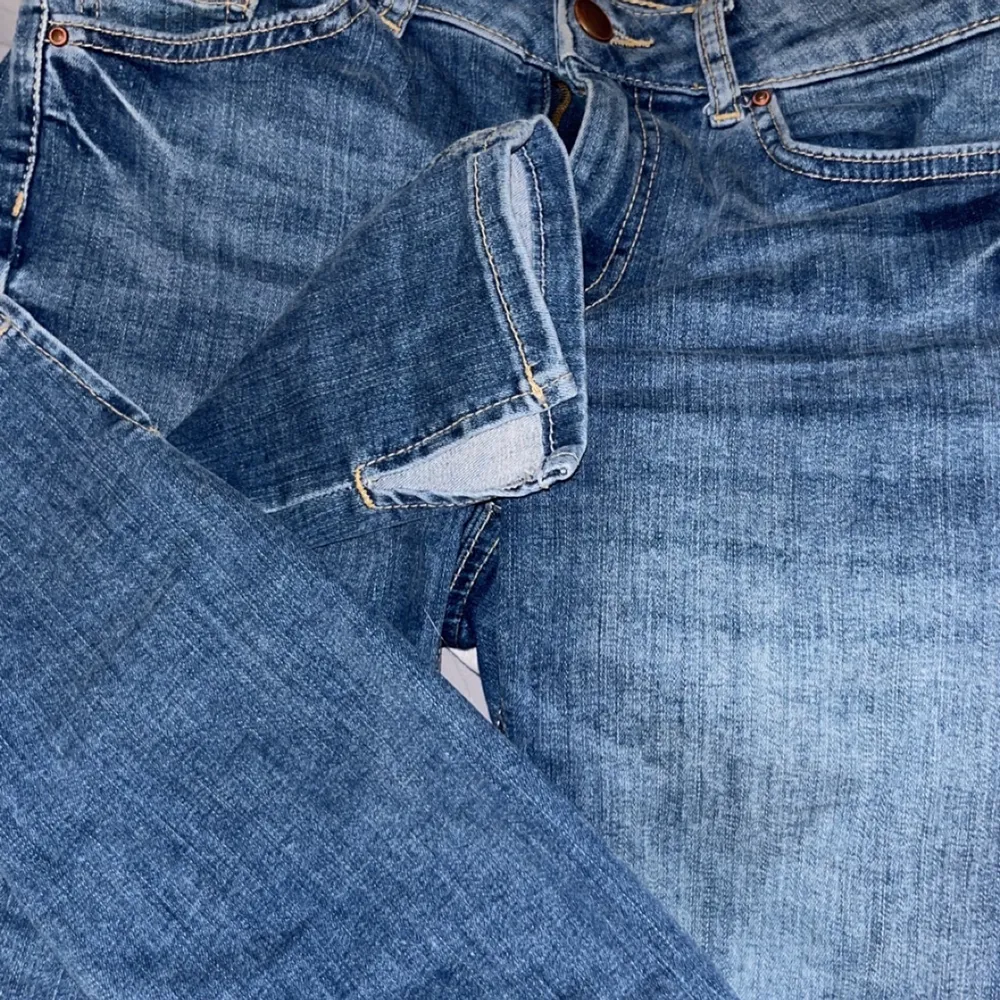 Jeans från Pieces, skärp ”hållarna” på sidorna har gått upp men kan sy tillbaka de för 80kr extra. Jätte fina jeans men säljer då dem inte kommer till användning så jag inte är ett större fan av jeans.. Jeans & Byxor.