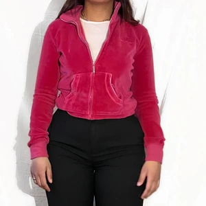 Champion zip up tröja - Sjukt snygg Champion zip up tröja med rhinestone detaljer! Tröjan är i bra skick men har tecken på tidigare användning. Denna är storlek medium men kan passa även mindre storlekar då den har en väldigt tight fit. Frakt betalas separat.