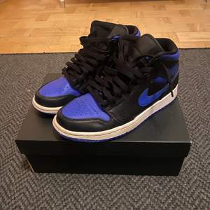 Hej jag säljer mina par Air Jordan 1 Mid Royal då de inte längre kommer till användning. Skick 7/10 skada på högra sulan (se sista bilden) annars bra skick. Nypris för dessa ligger runt 1400 och jag säljer dem för 500! Anledning till så billigt pris beror på att jag vill helst ha snabb affär och samt den lilla skadan på sulan som dock inte syns så länge du inte vänder och kollar på sulan. Kom privat för fler bilder eller frågor! Box medföljer självklart:)