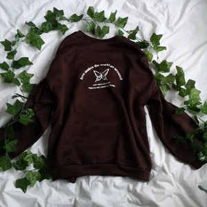 Brun hoddie - Säljer denna sjukt fina hoddien men ett fjärils motiv på🦋 Jag köpte nämligen den från shein med den var för stor. Det är en oversized modell och var tyvärr inte vad jag sökte. Den är använd då jag har provat den. Men den går alltid att tvätta💖 Den är storlek XS med väldigt oversized så passar på M också🌼mått: Axel 66cm längd 72cm arm längd 50cm byst 125cm Manchett 19cm bicep längd 48cm