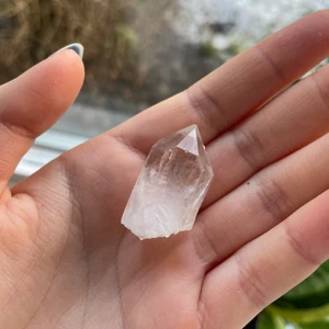 Kristall  - Säljer denna vackra kristall❤️Köpt i en butik på öland❤️Den är i fint skick och den är naturligt formad som ett torn❤️Jag kommer inte riktigt ihåg men jag tror att jag köpte den för ungefär 80-100kr och nu säljer jag för 45kr + frakt/13kr❤️Alltså blir de 58kr sammanlagt❤️Skriv gärna frågor❤️Jag svara så fort jag kan😃